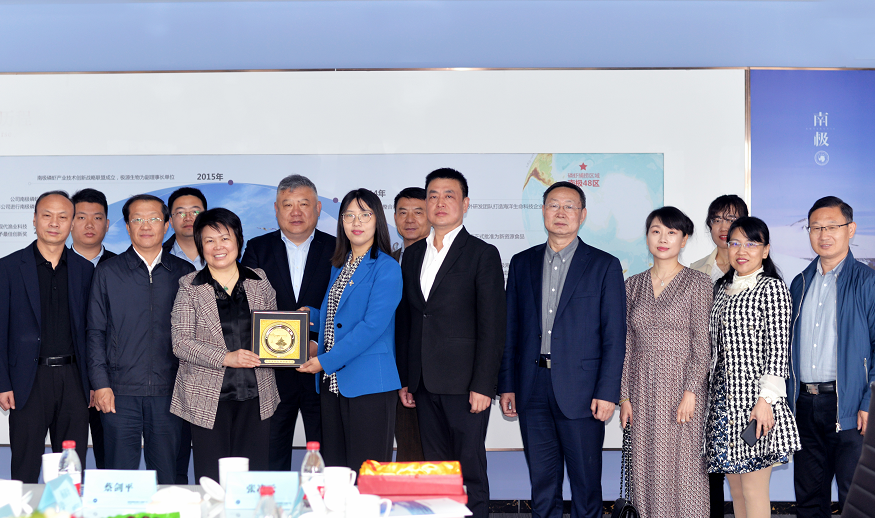 青島市僑聯(lián)一行與王娜董事長合影